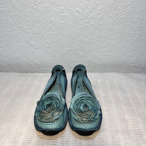 Elegant Teal Leather Moccasins with Floral Accents - Picture 6 of 6